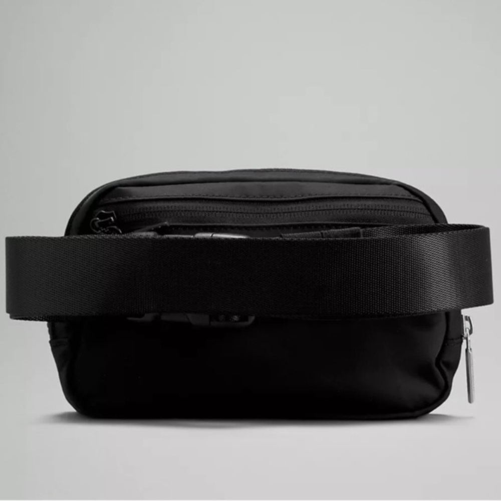 Lululemon🔥 Classic Everywhere Belt Bag Black 
Fanny Pack 🔥NWT TikTok viral ❤️ - Picture 2 of 10